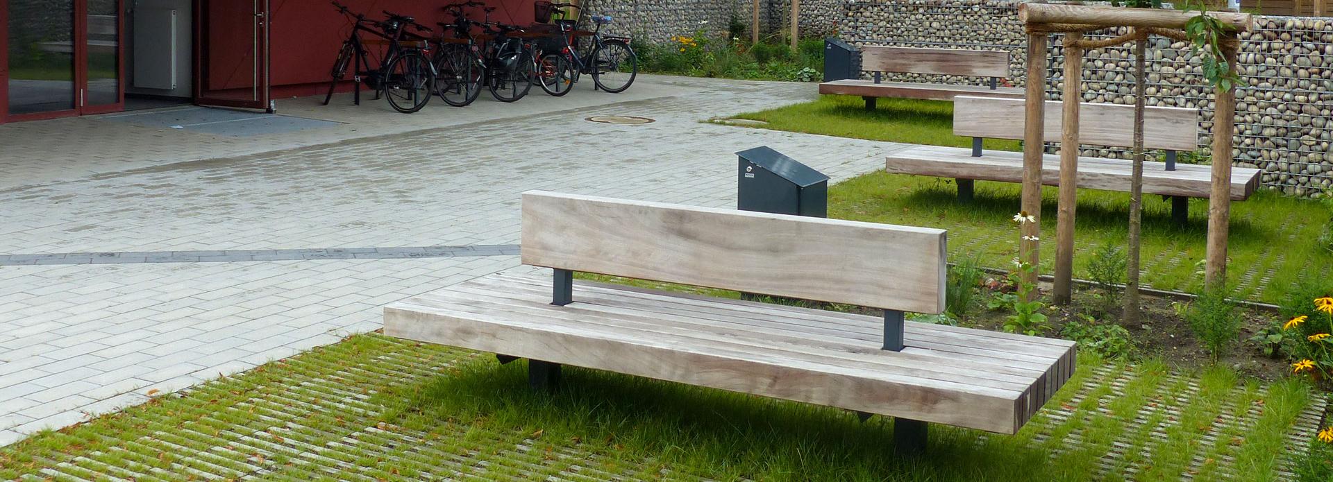 Header Stadtmöbel: Sitzgelegenheiten, Poller und Fahrradständer nach Maß