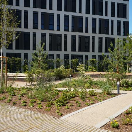 Referenz: Butzweilerhofallee Köln, Shape Hochbeete aus Corten mit Sitzelementen