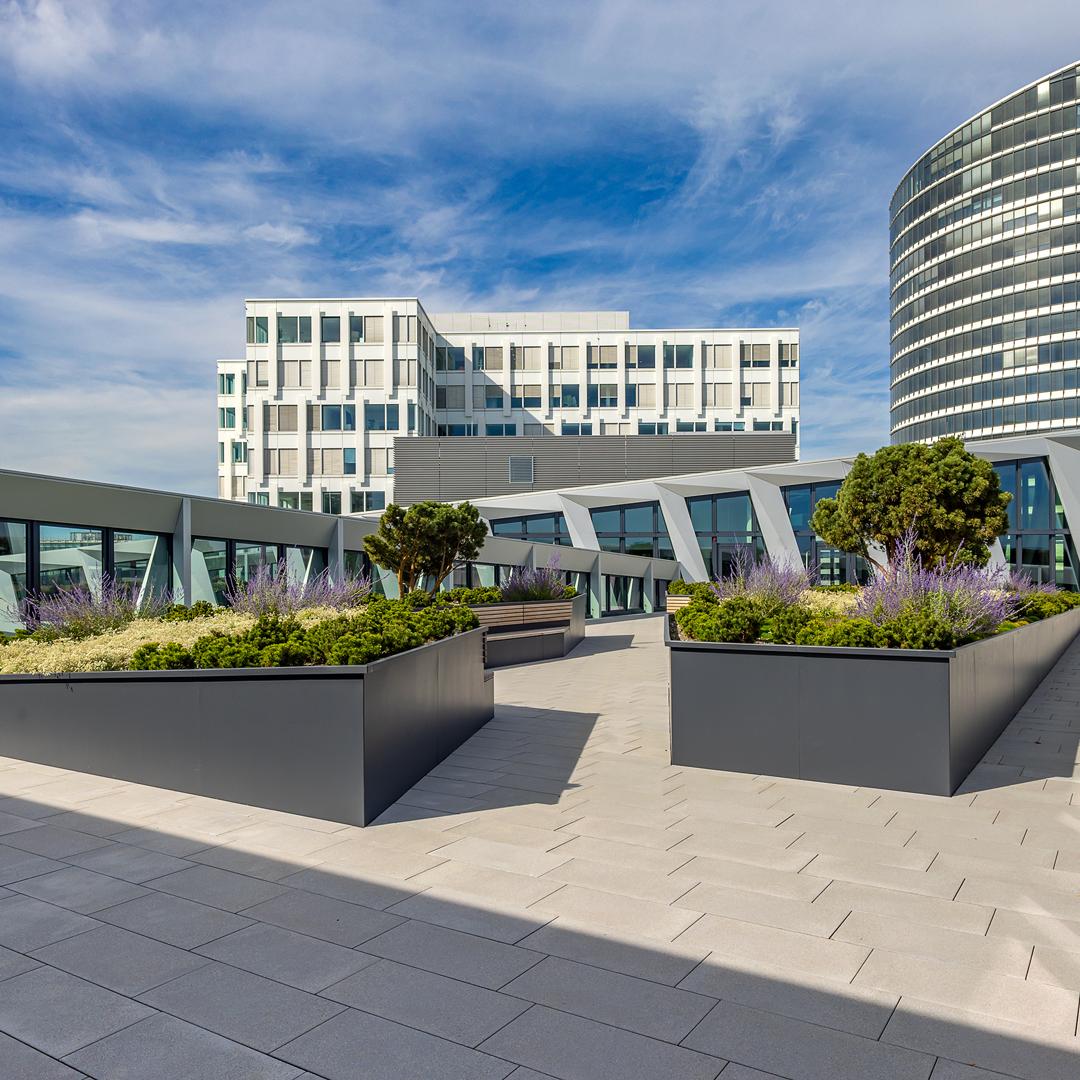 Referenz: OnePlaza Düsseldorf, Shape Hochbeete auf Dach