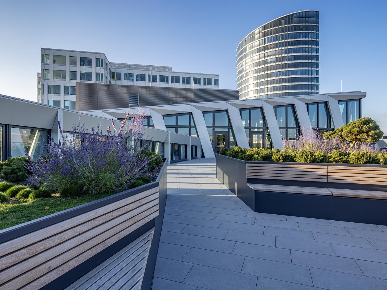 Referenz: OnePlaza Düsseldorf, Shape Hochbeete auf Dach, Detail Sitzelemente