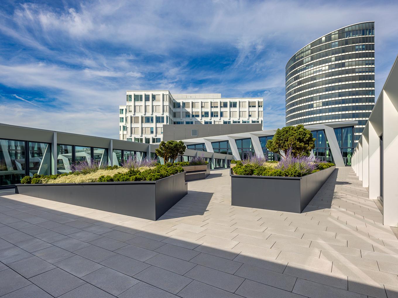 Referenz: OnePlaza Düsseldorf, Shape Hochbeete auf Dach, Hochbeete mit Schräge