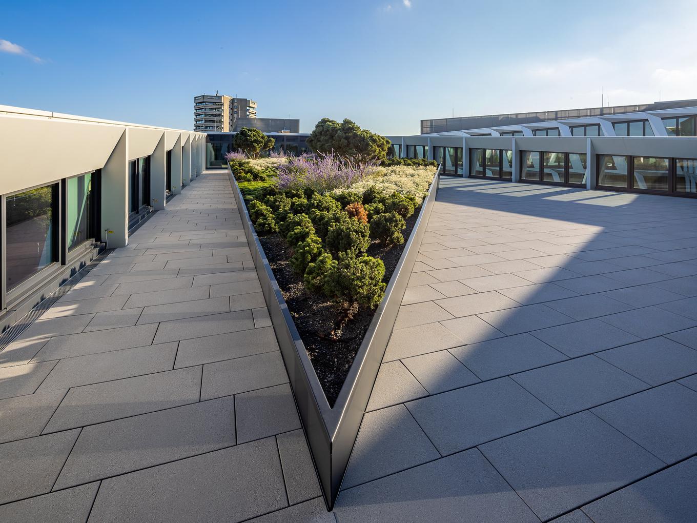 Referenz: OnePlaza Düsseldorf, Shape Hochbeete auf Dach, spitze Beete