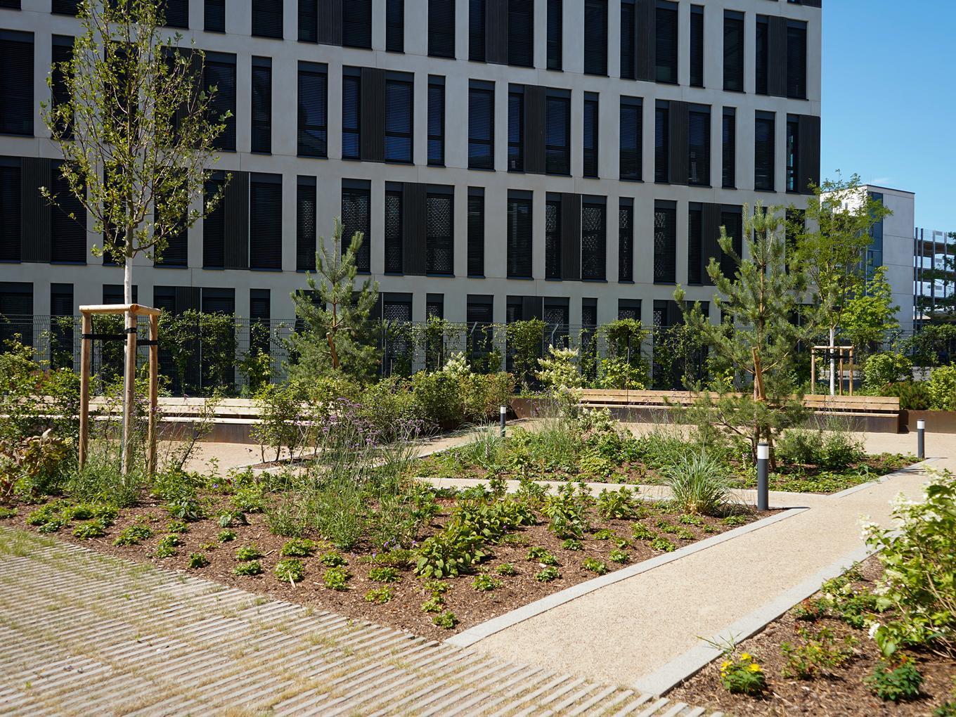 Referenz: Butzweilerhofallee Köln, Shape Hochbeete aus Corten mit Sitzelementen