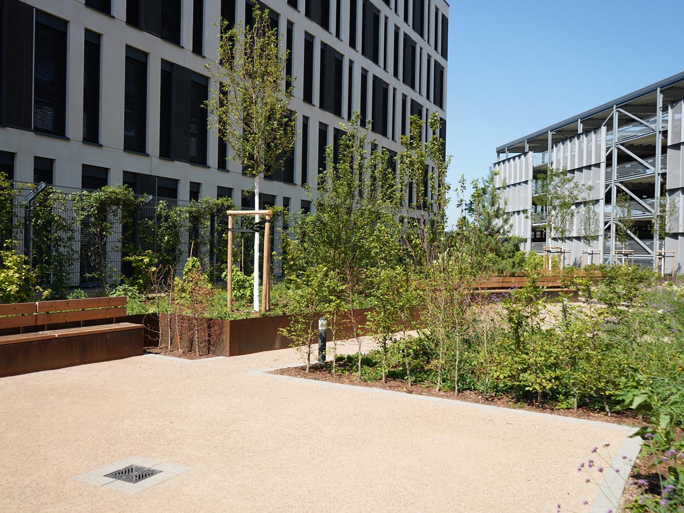 Referenz: Butzweilerhofallee Köln, Shape Hochbeete aus Corten mit Sitzelementen
