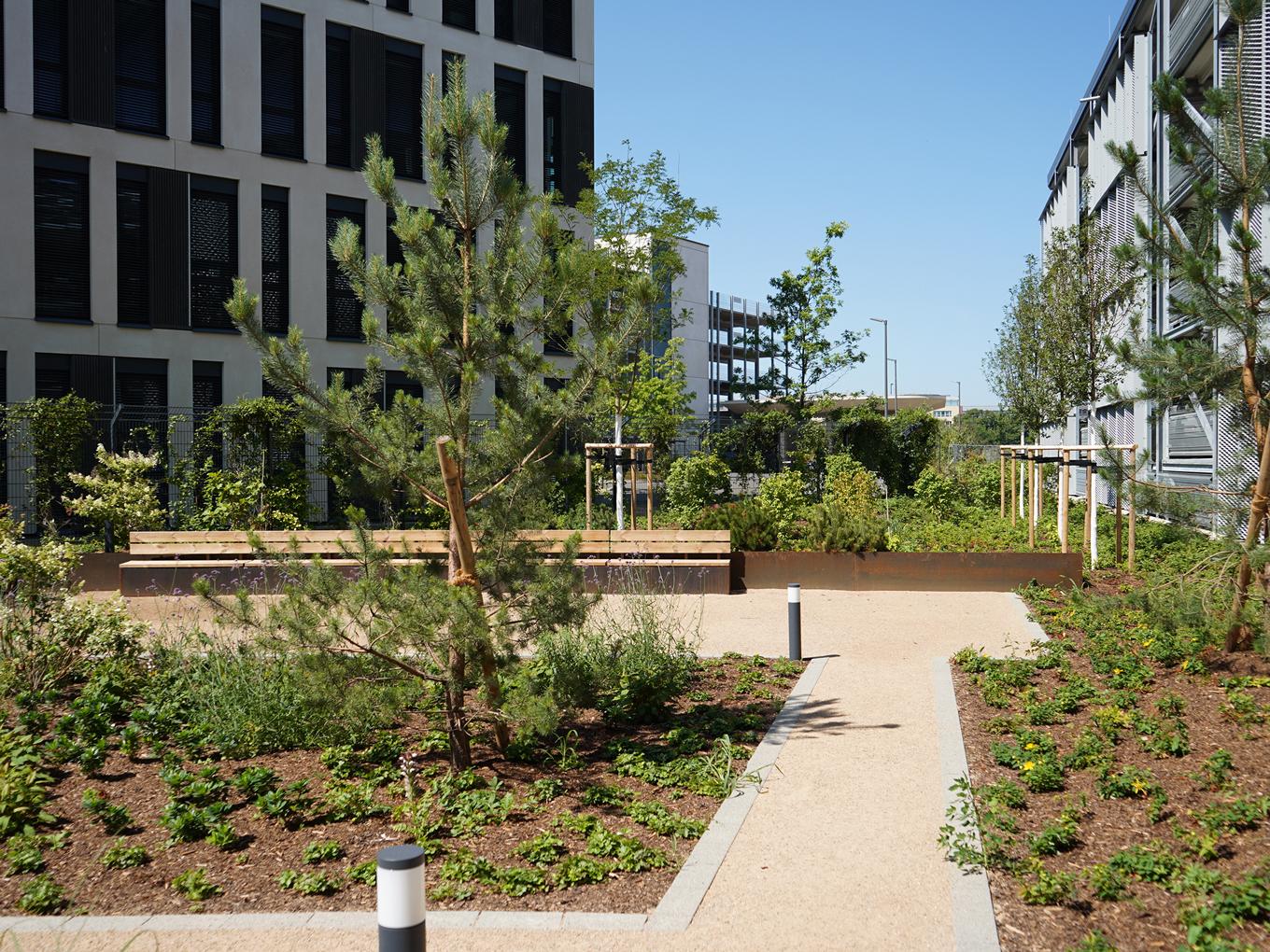 Referenz: Butzweilerhofallee Köln, Shape Hochbeete aus Corten mit Sitzelementen