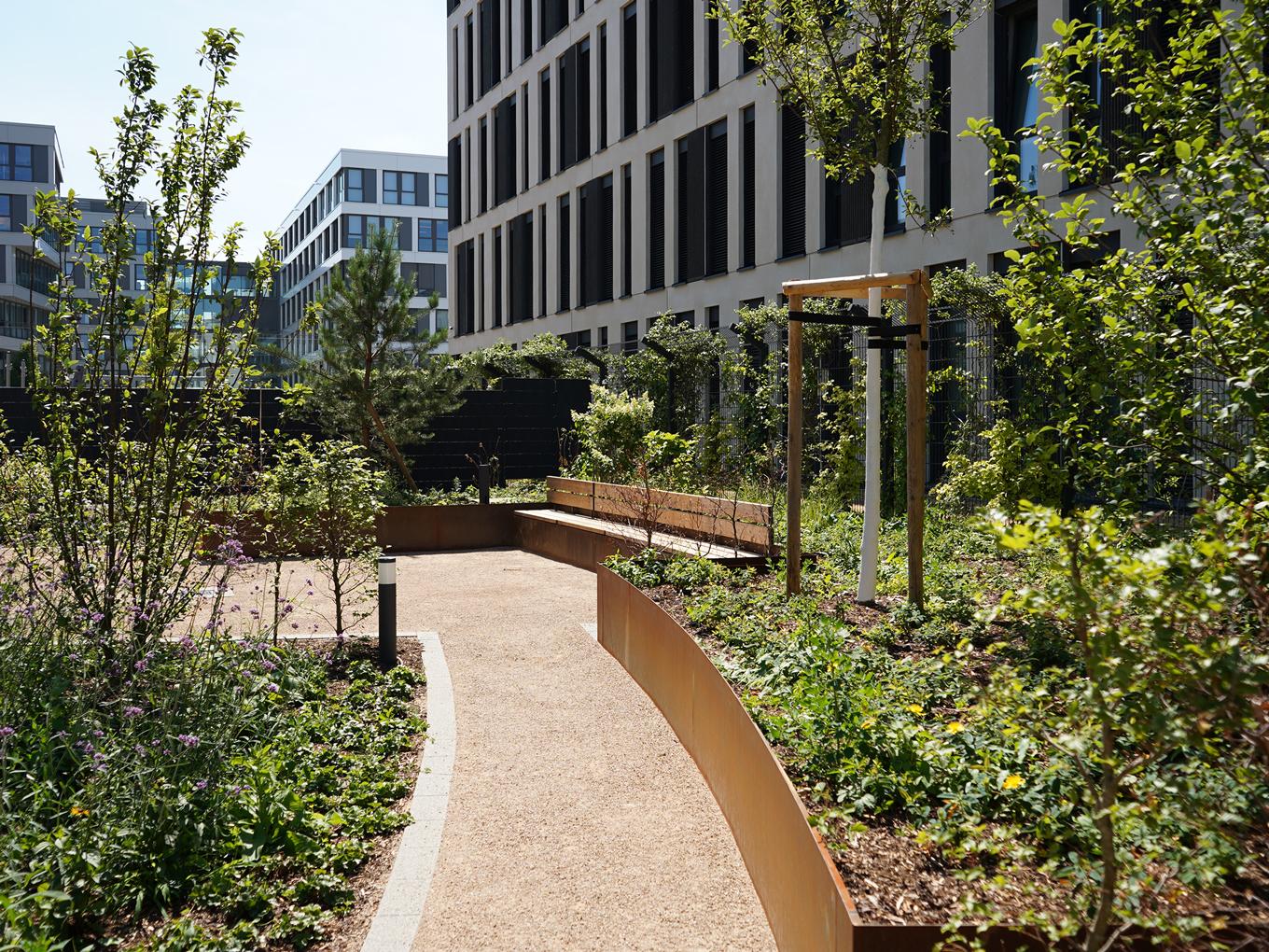 Referenz: Butzweilerhofallee Köln, Shape Hochbeete aus Corten mit Sitzelementen