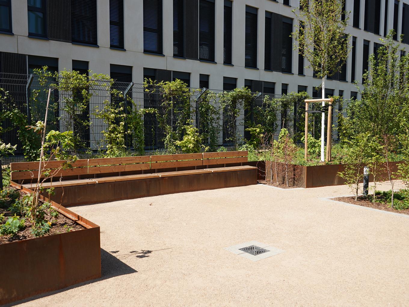 Referenz: Butzweilerhofallee Köln, Shape Hochbeete aus Corten mit Sitzelementen