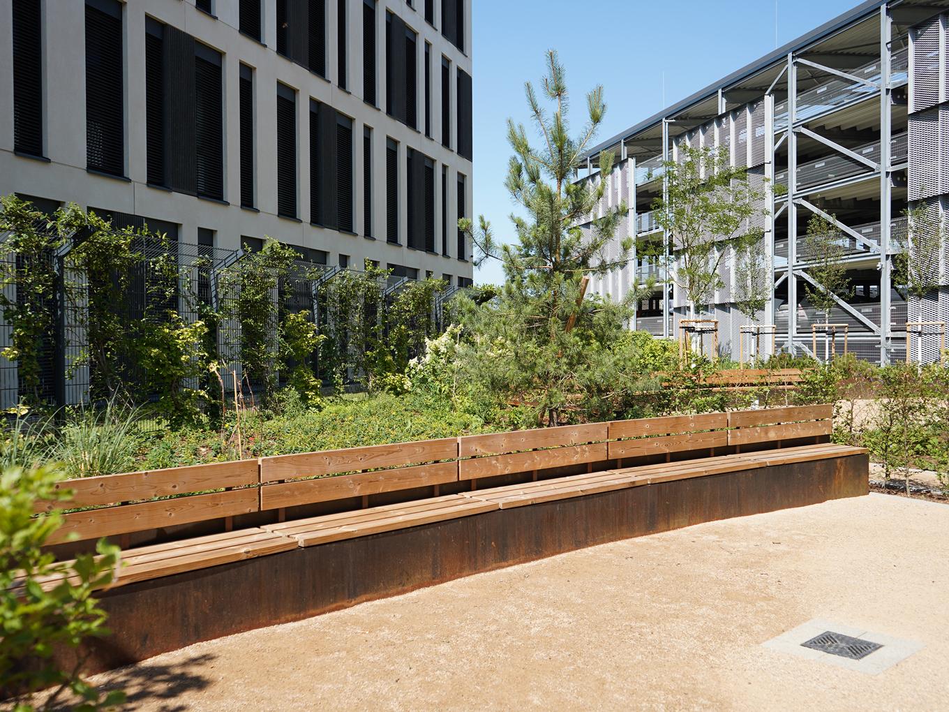 Referenz: Butzweilerhofallee Köln, Shape Hochbeete aus Corten mit Sitzelementen