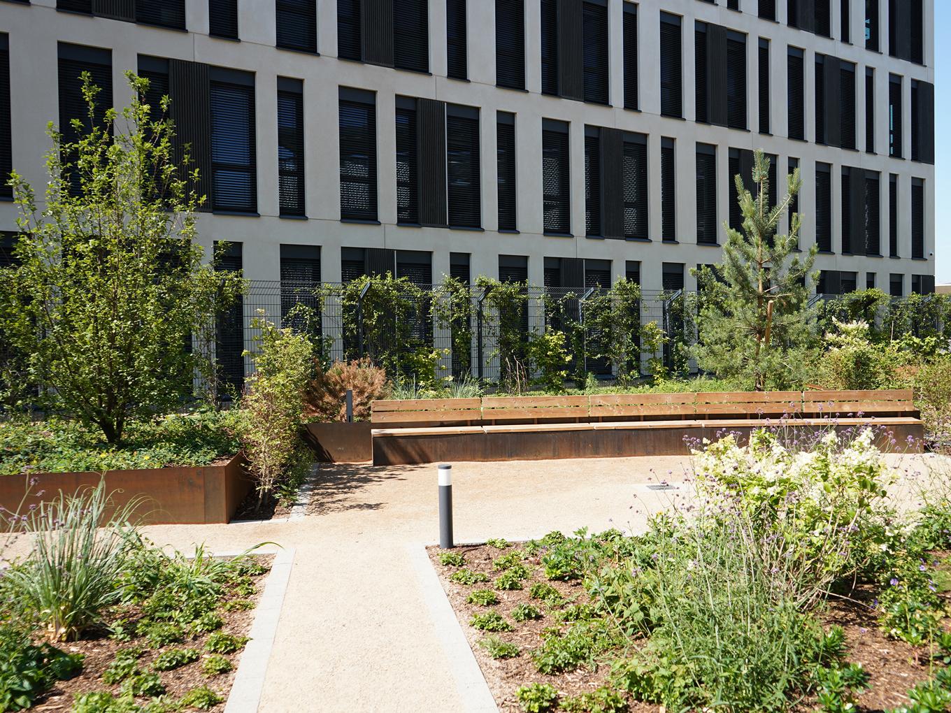 Referenz: Butzweilerhofallee Köln, Shape Hochbeete aus Corten mit Sitzelementen