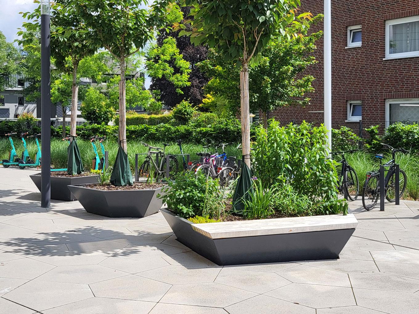 Referenz: Max-Planck-Institut, Mühlheim, Shape Hochbeete polygonal mit Sitz