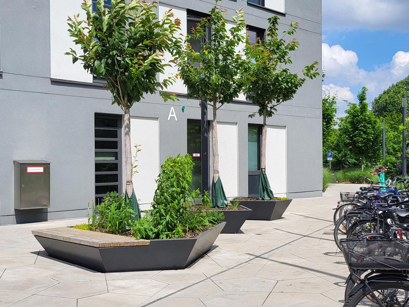 Referenz: Max-Planck-Institut, Mühlheim, Shape Hochbeete polygonal mit Sitz