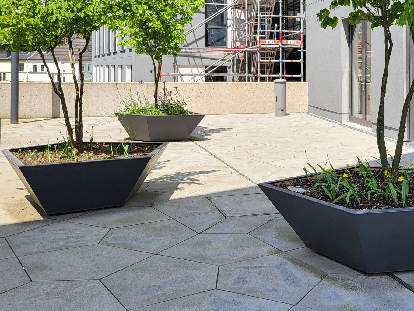 Referenz: Max-Planck-Institut, Mühlheim, Shape Hochbeete polygonal mit Sitz