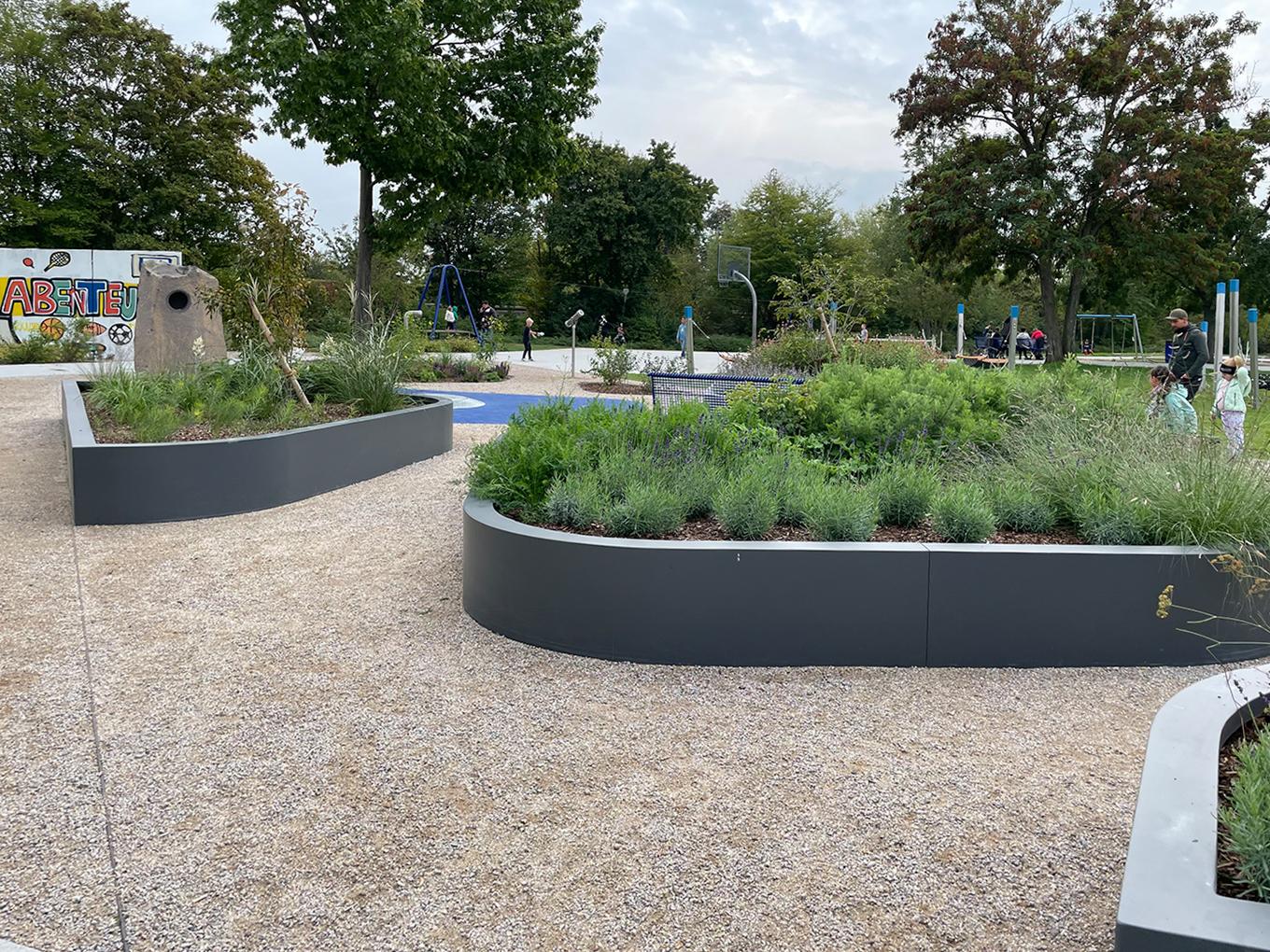 Referenz: Abenteuerspielplatz, Neustadt a. d. Weinstraße, Shape Hochbeete und Kontrast Einfassungen