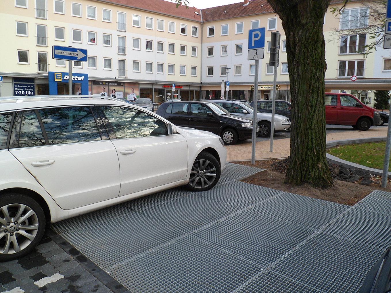 Referenz: Lauensteinplatz, Celle: ArborGrid in offener Bauweise auf Parkplatz