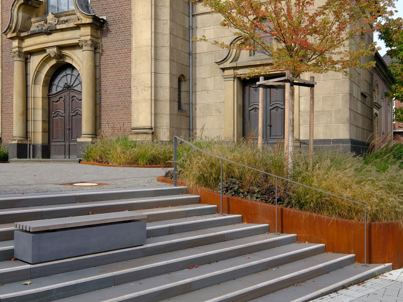 Referenz: Kirchvorplatz St. Mariä Himmelfahrt, Herzogenrath